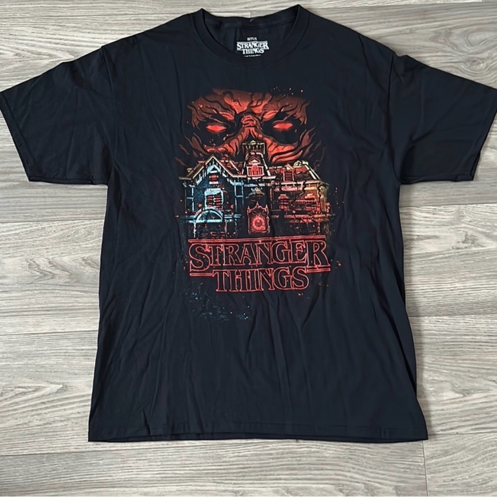 STRANGER THINGS MEDUIM MENS/UNISEX 
GRAPHIC TEE NETFLIX STRANGER THINGS TAG NWOT